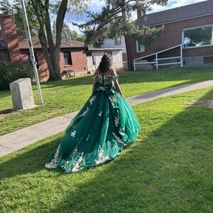 Charming Green Kids Formal Dress with Floral Details